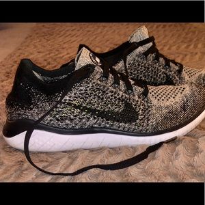 NIKE Flyknit Free Runs